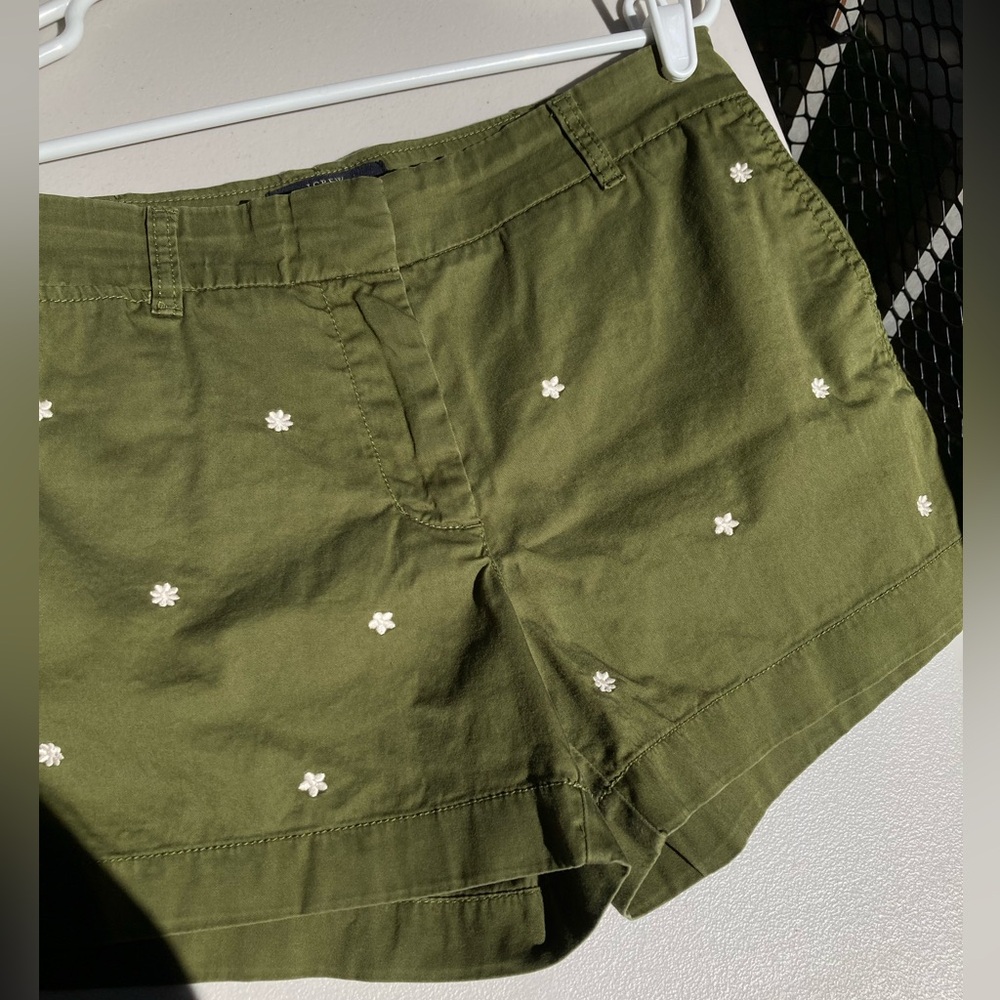 J Crew Green Chinos White Embroidered Flowers All Over Daisy Cotton Shorts - Picture 6 of 17